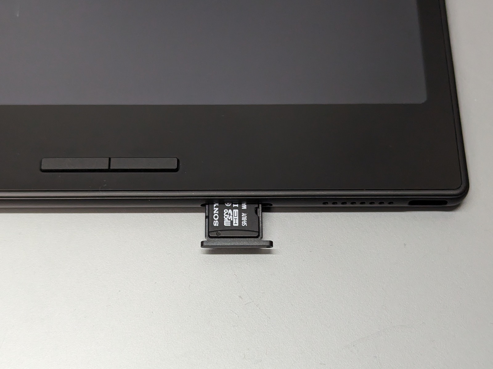 メモリカードスロットを搭載。最大1TBまでのmicroSDを利用できる