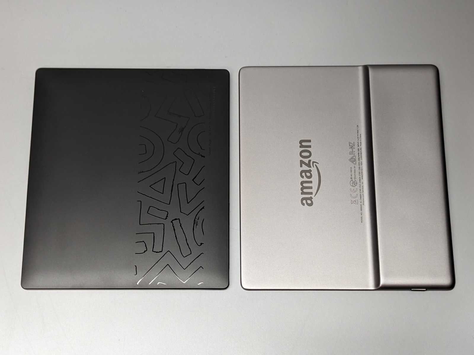 背面の比較。『BOOX Page』（左）はほぼフラット、『Kindle Oasis』（右）はグリップ部が厚い