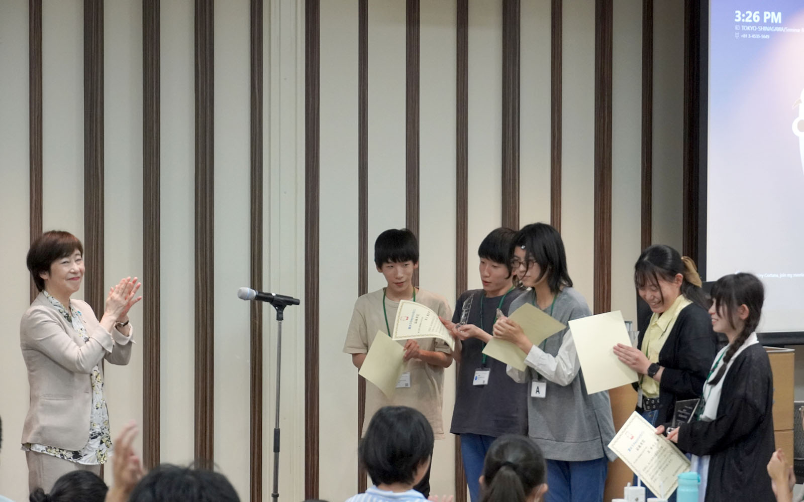 最優秀賞には、東京都教育委員会教育長の浜佳葉子氏から表彰状が渡された