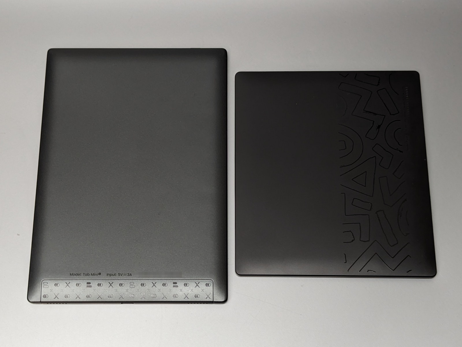 裏面の比較。左が「BOOX Tab Mini C」、右が「BOOX Page」。サイズが大きく異なるため、重量差があるのは当然といえば当然だ