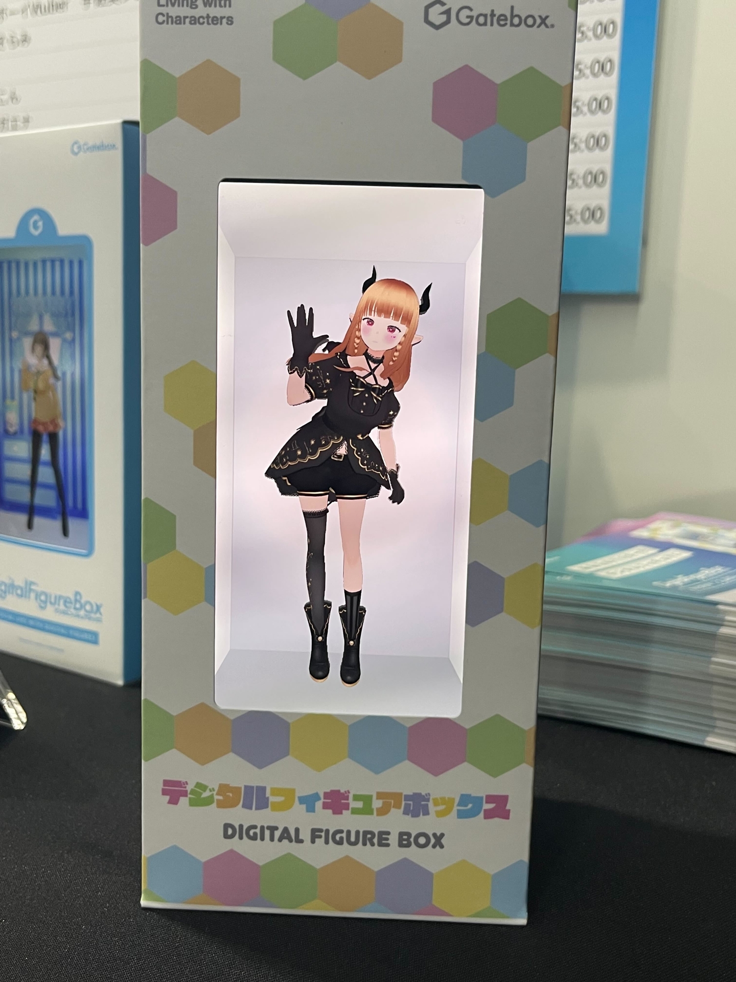 展示前に一般から展示するアバターを募集しており、300体近くの応募があったという