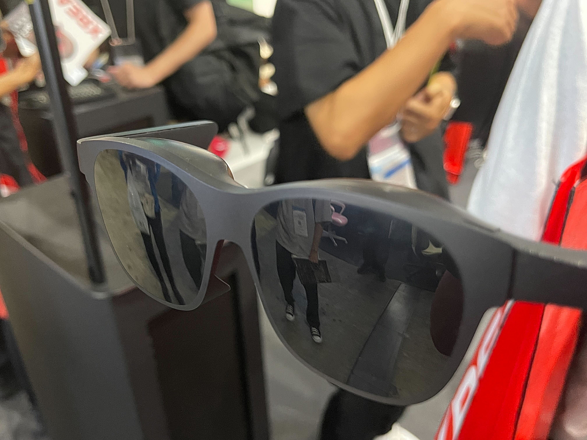 東京ゲームショウ2023のブースで展示されている「XREAL Air 2」