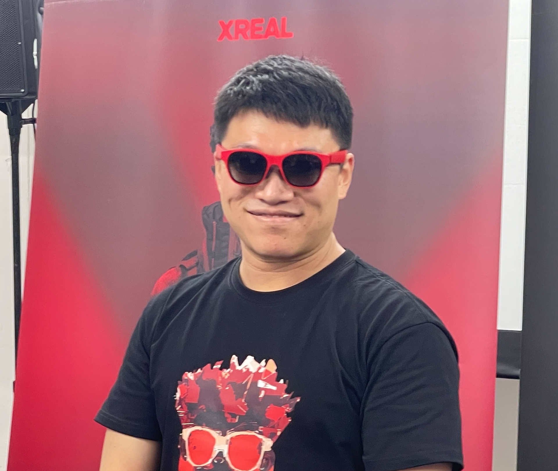 XREAL創業者でCEOのシュー・チー氏が「XREAL Air 2」を装着している様子
