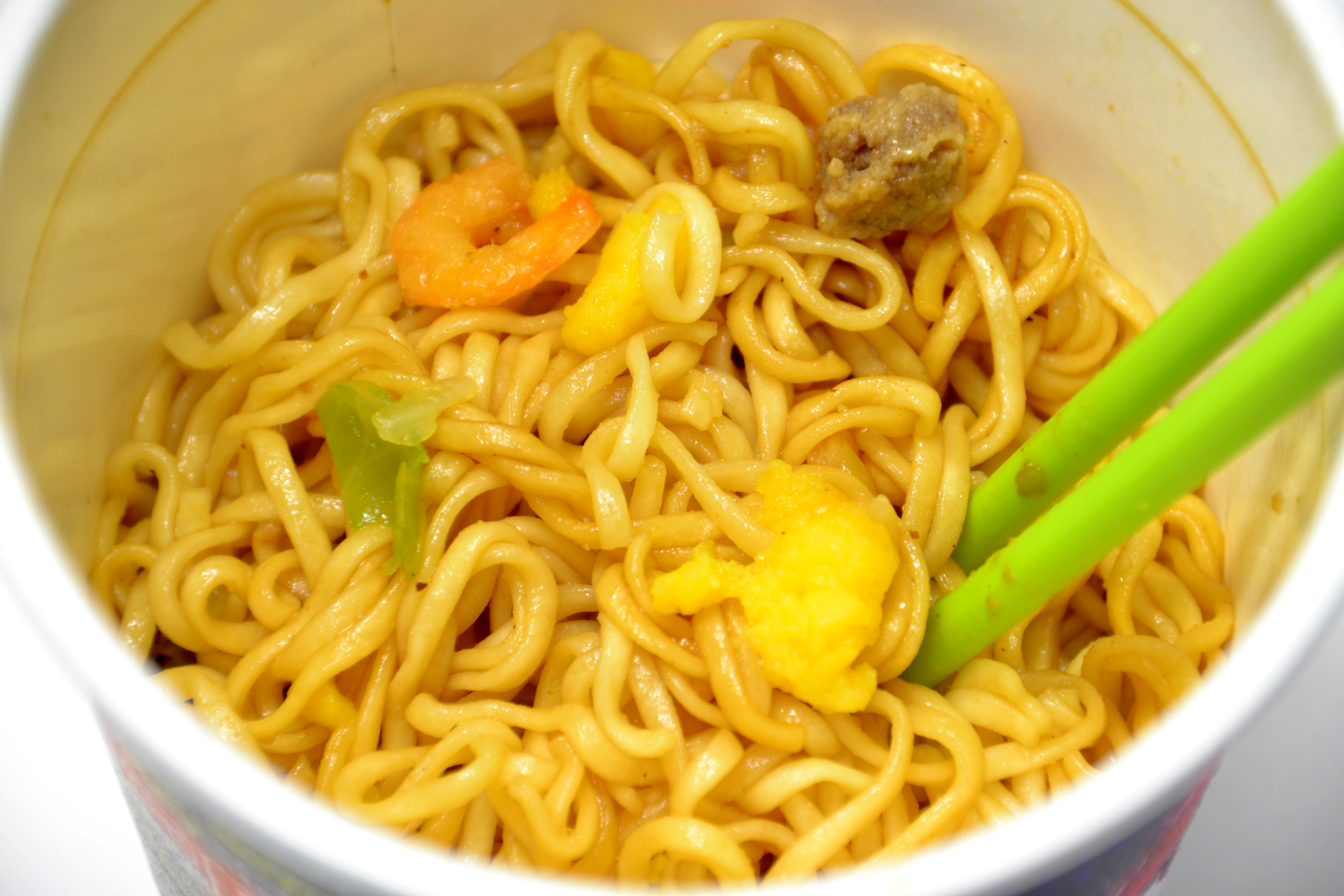 完成。見た目は汁なしカップヌードル。色も焼きそばにしては薄い