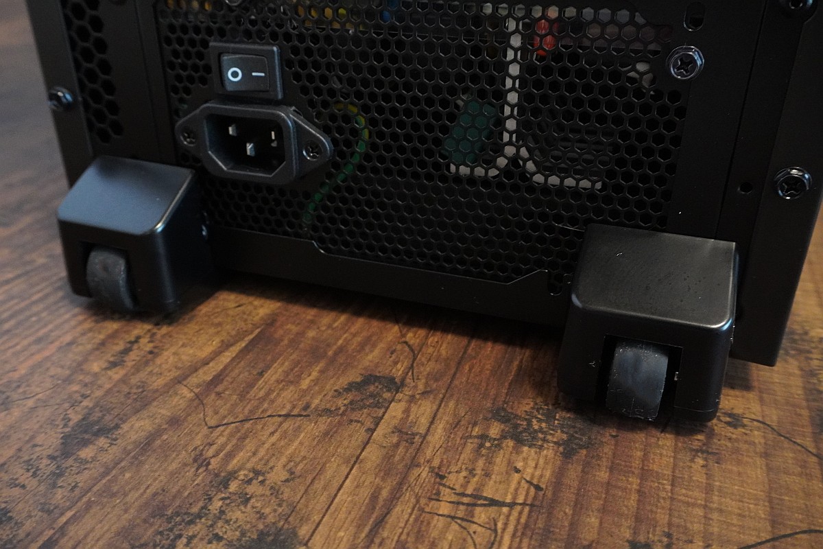 背面にローラーがあるので、転がして移動できる