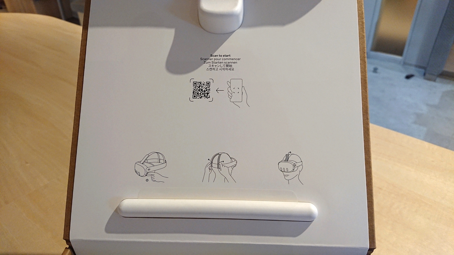 蓋の裏側にはセットアップと装着方法が案内されている