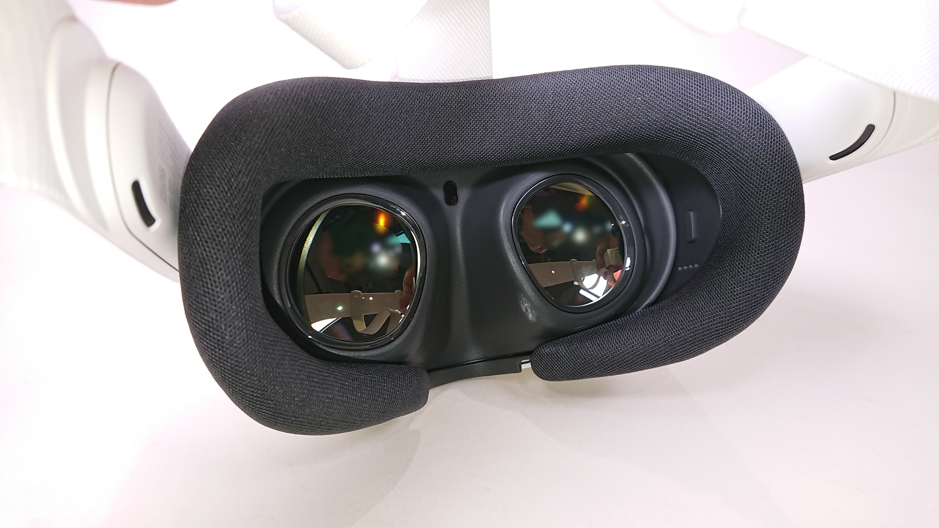 レンズの薄さが印象的。内側のボタンは「奥行き調整ボタン」