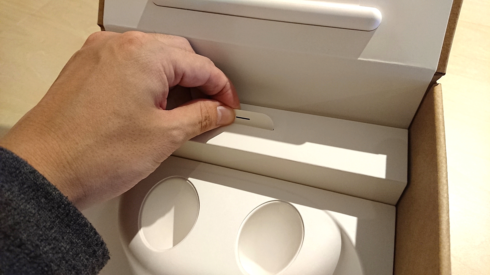 電源アダプターや充電ケーブルなどが入った箱が隠れている