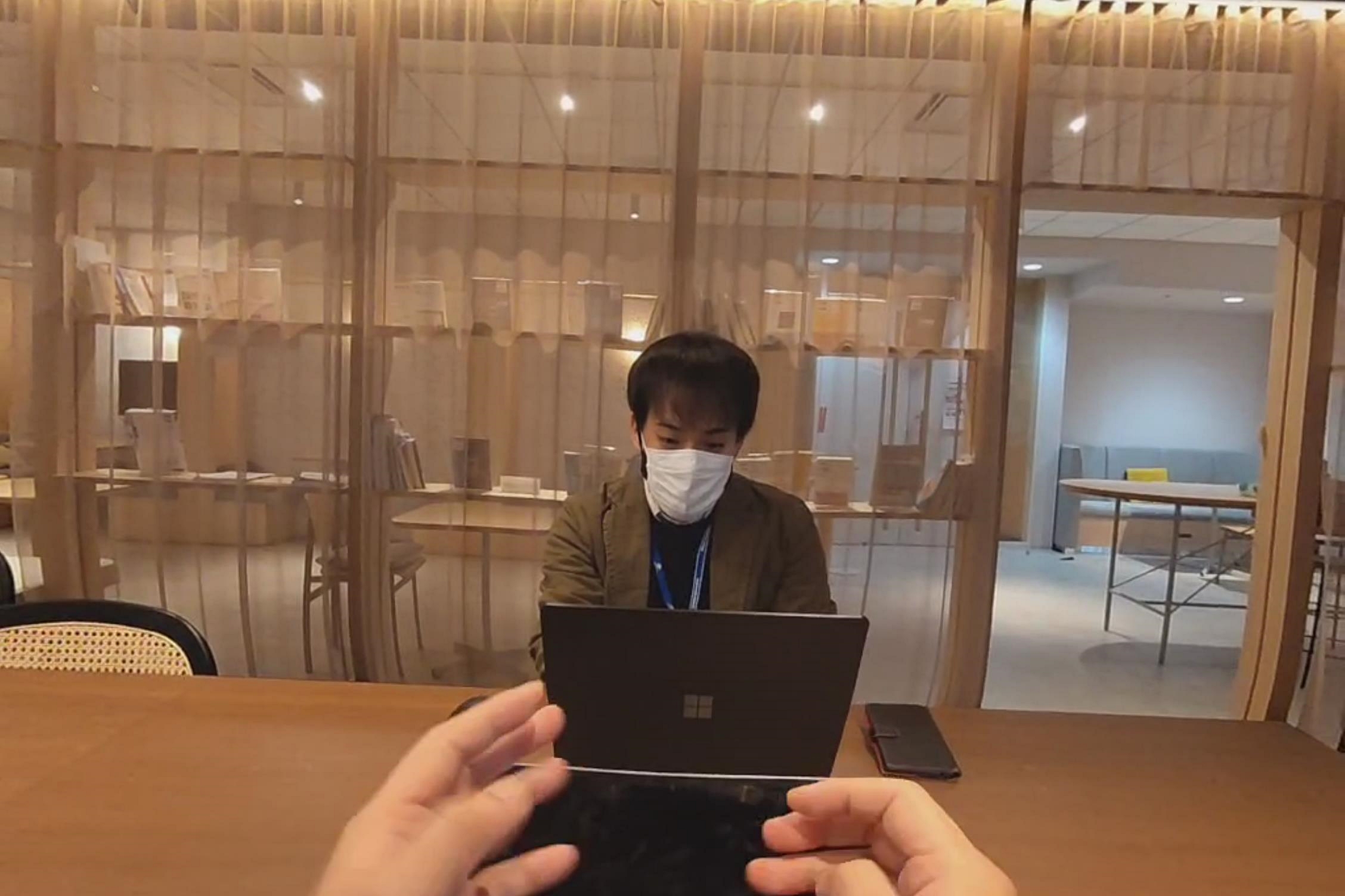 驚く編集者の顔。ヘッドセットをつけていても何をやっているかはっきりと見えてます（ミラーリングで撮影）