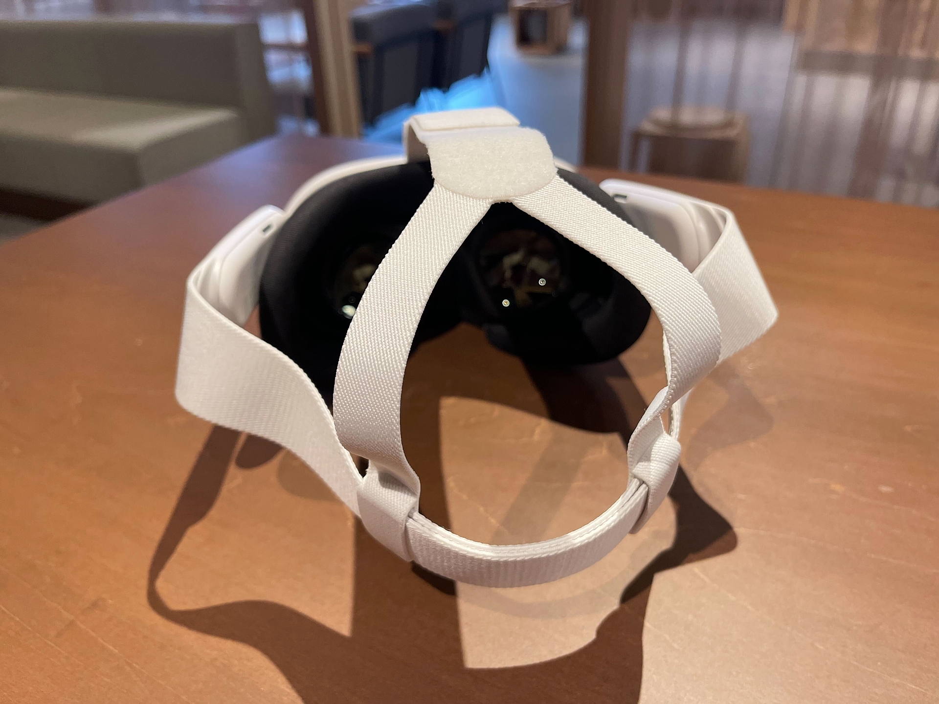「Quest 3」の標準ヘッドストラップ。頭頂部で二股に分かれるものになりました
