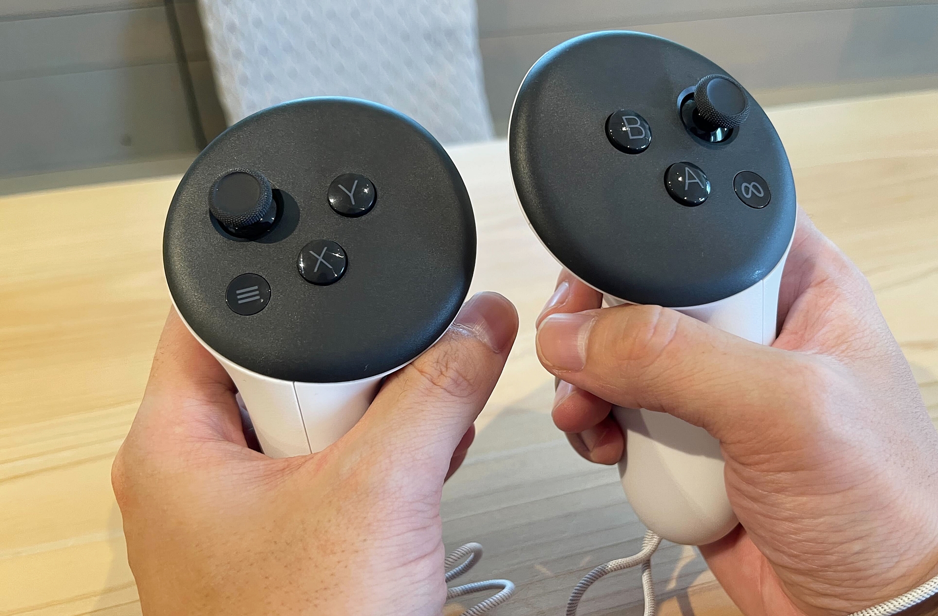 「Touch Plusコントローラー」。リング部分がなくなりスッキリなデザインに