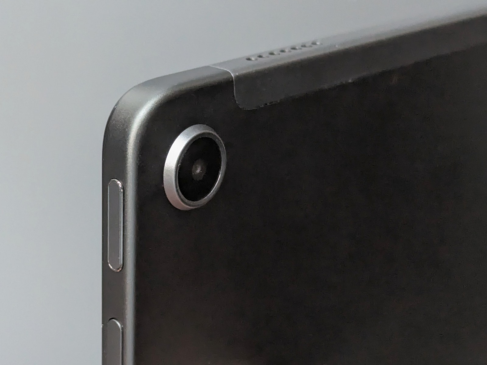 Fireはカメラ、指紋認証を兼ねた電源ボタン、音量調整ボタンが正面から見てボディ右側に密集している