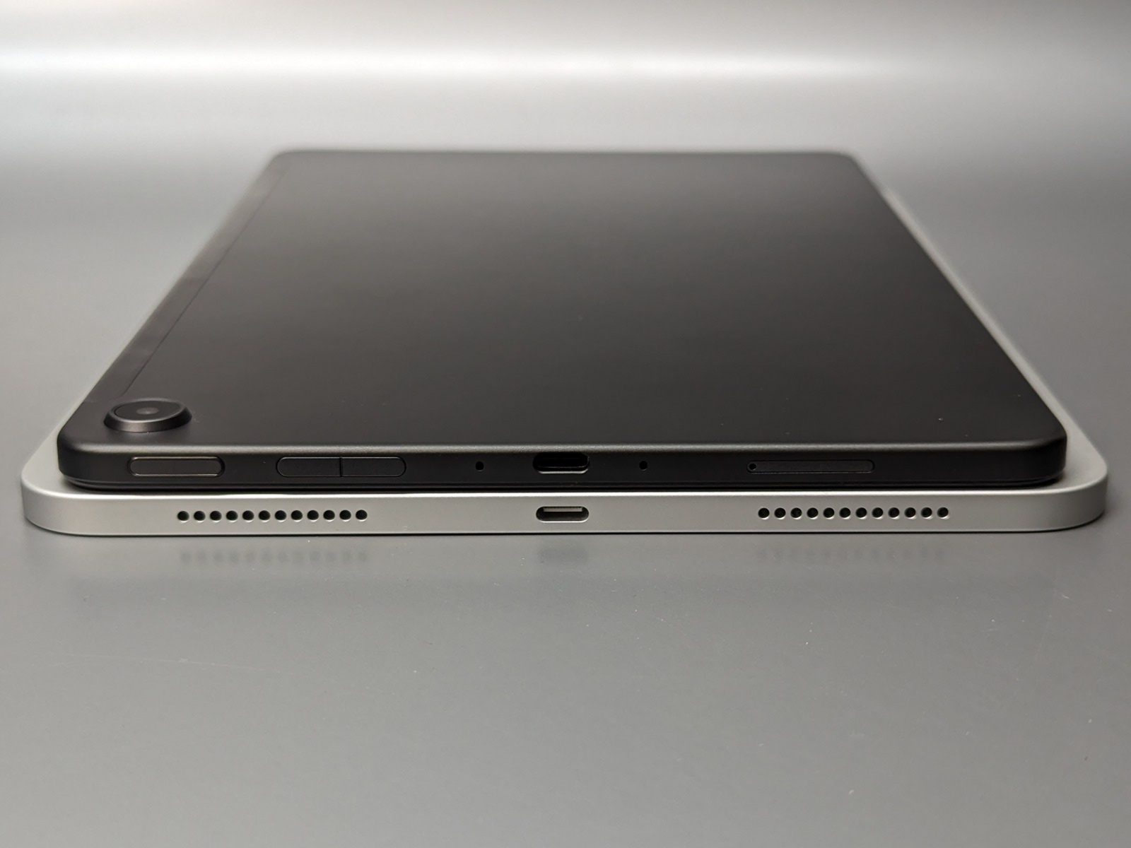 Fire（上）のほうが幅はスリム。ポートは両者ともにUSB Type-Cだ