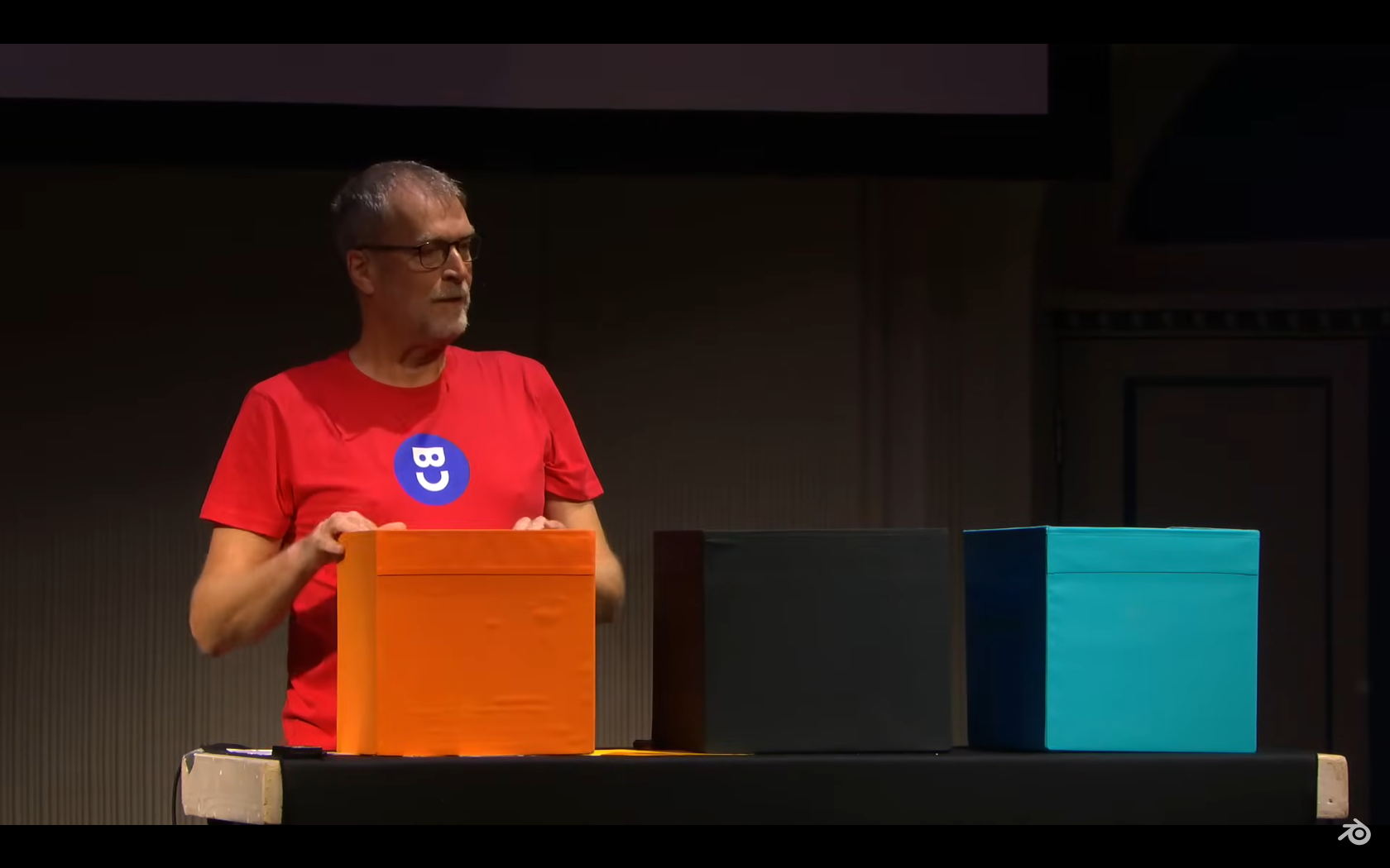 箱を使ってGPLの解説を始めるTon氏……