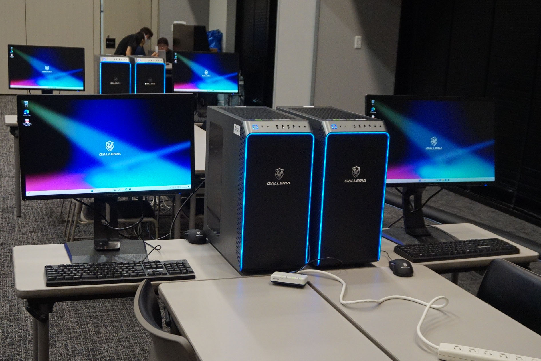 各チームにはハイスペックの「GALLERIA」が2台用意されていたほか、持ち込みPCなども利用できた。持ち込みPCについては、電源に関する注意がしっかりされていた（利用可能なコンセントや利用可能な電力容量など）のが印象的