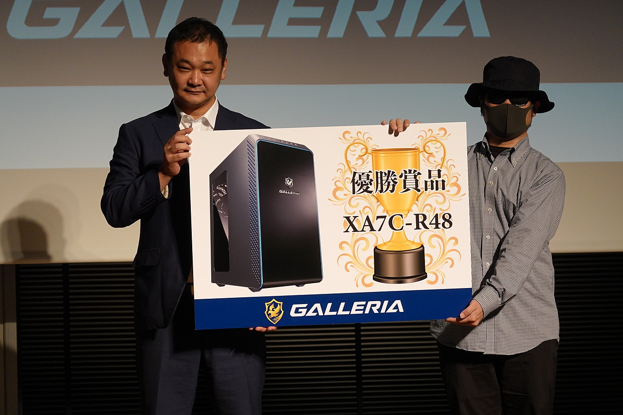 グランプリを獲得した快亭木魚氏にガレリアが贈呈された。