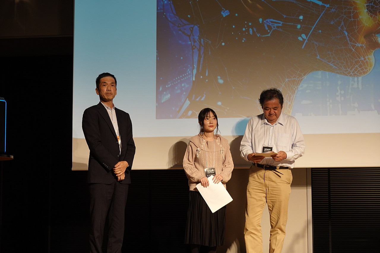 左から審査員の安生氏、ちょまど氏、増井氏