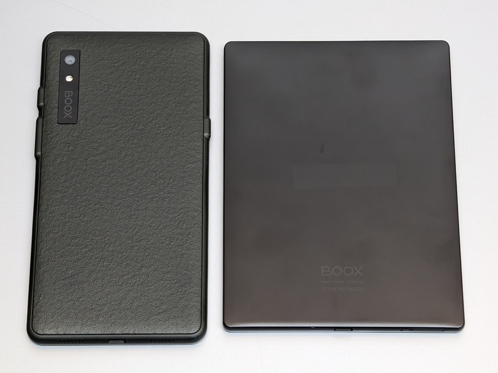 背面の比較。「BOOX Palma」は滑り止めを兼ねた岩肌状の凸凹がある