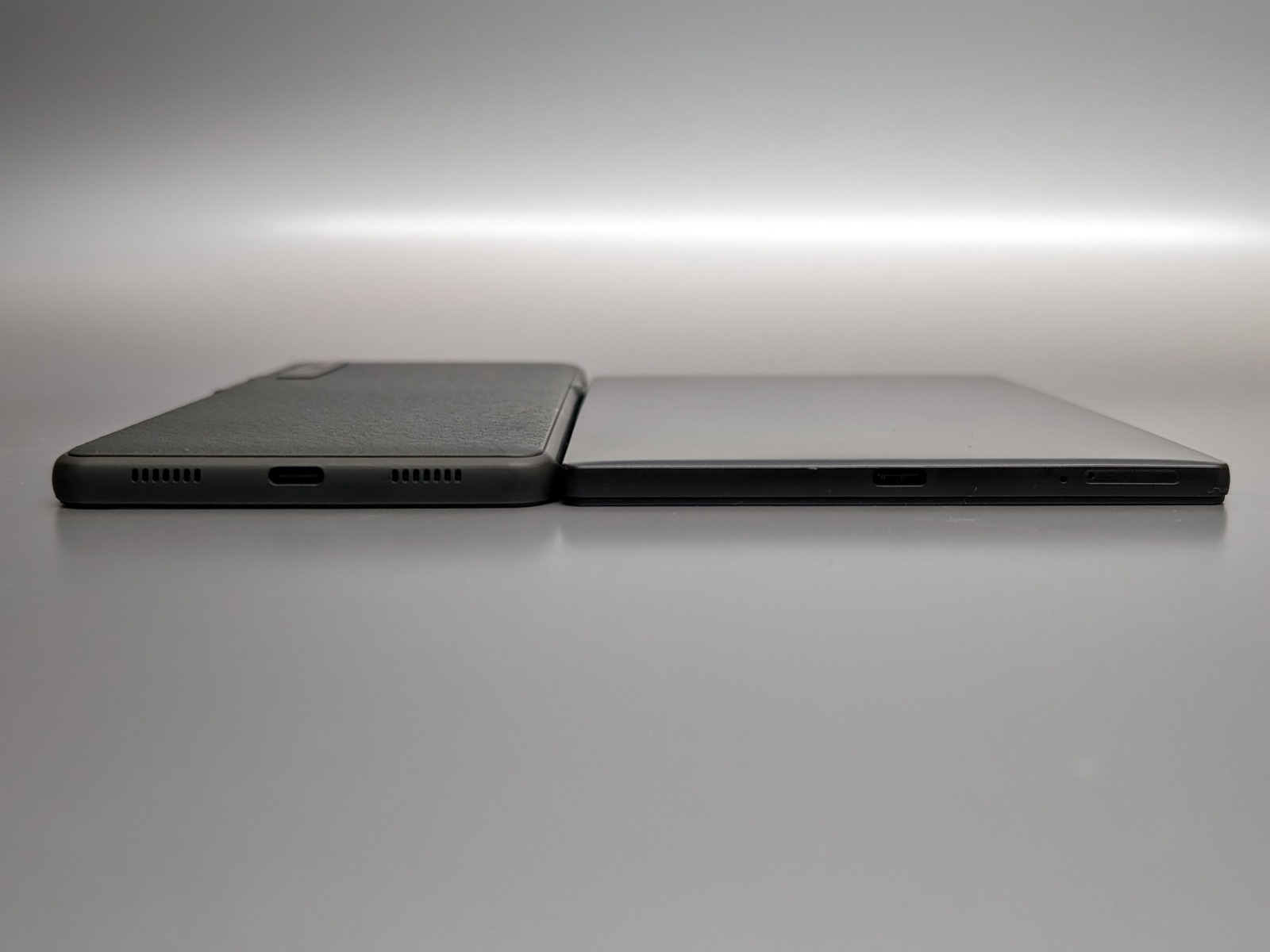 底面にはどちらもUSB Type-Cポートを備える