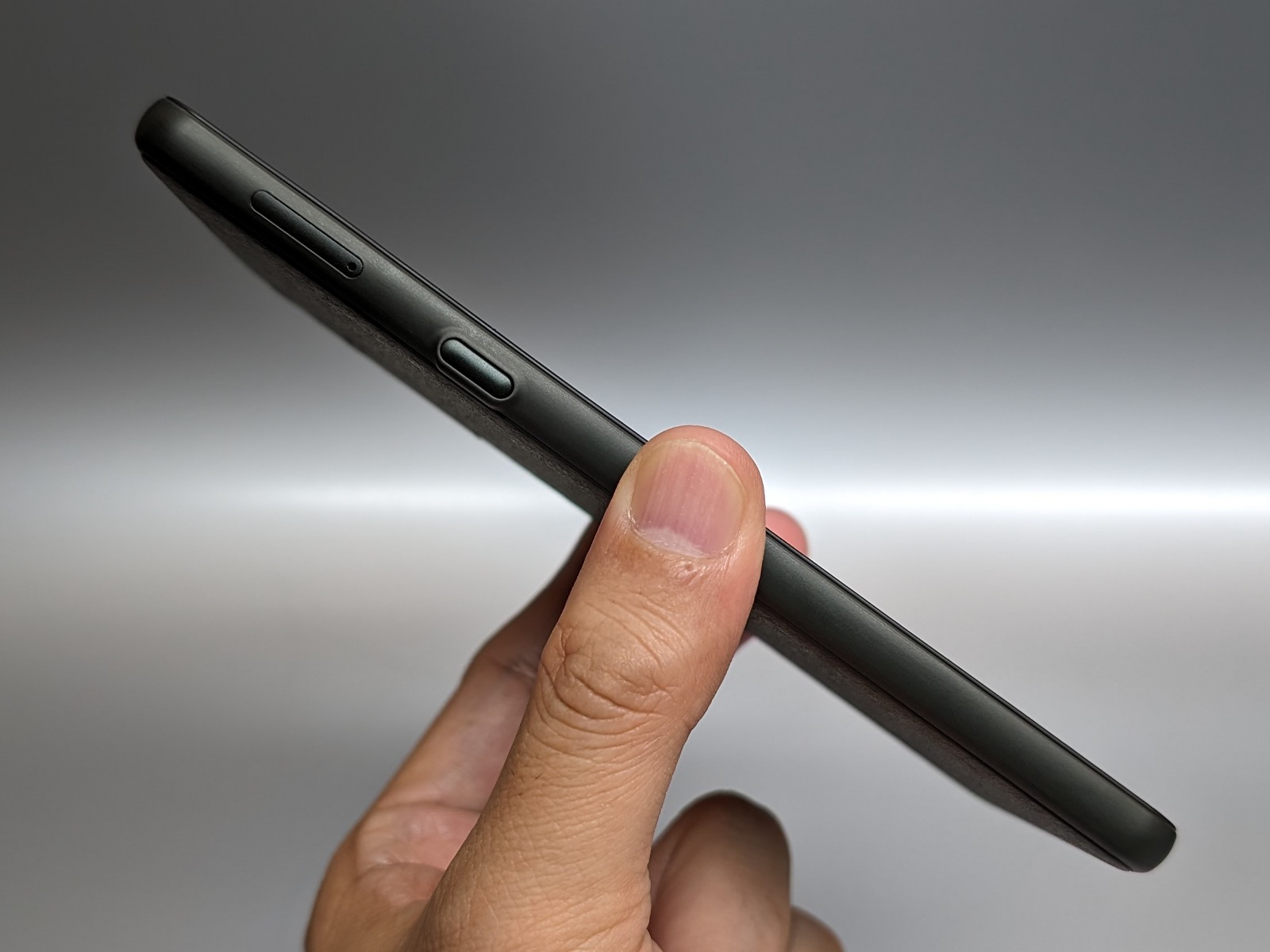 「BOOX Palma」の左側面には、各種機能を割り当て可能なファンクションキーを備える