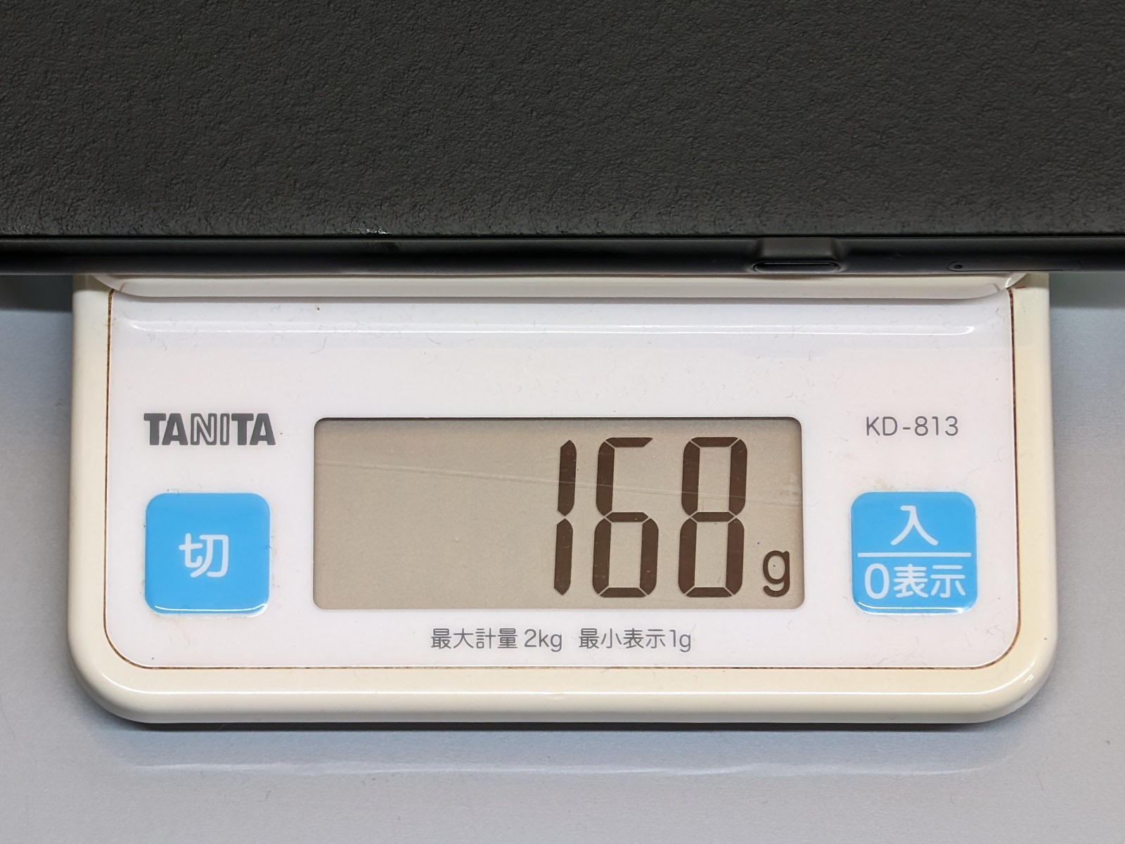 「BOOX Palma」は実測168g。このクラスのスマホと同等かやや軽い部類に入る