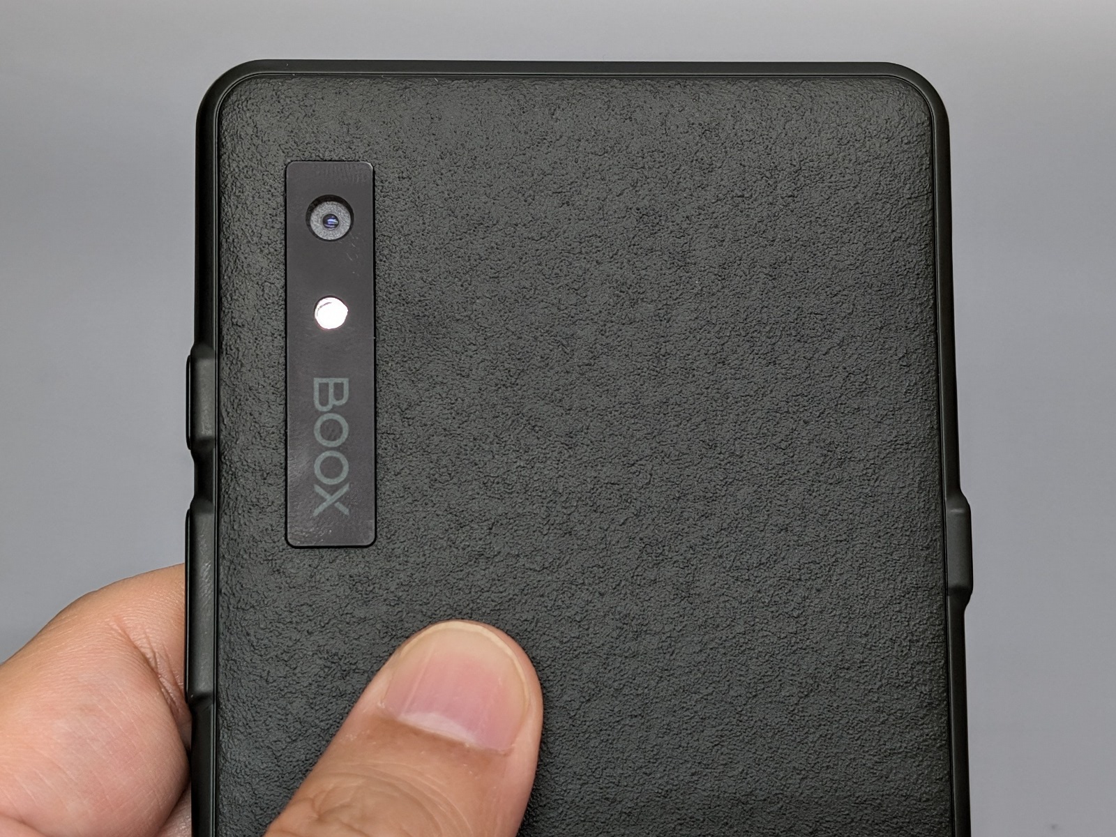 背面のカメラはドキュメントをスキャンする用途で用いられる