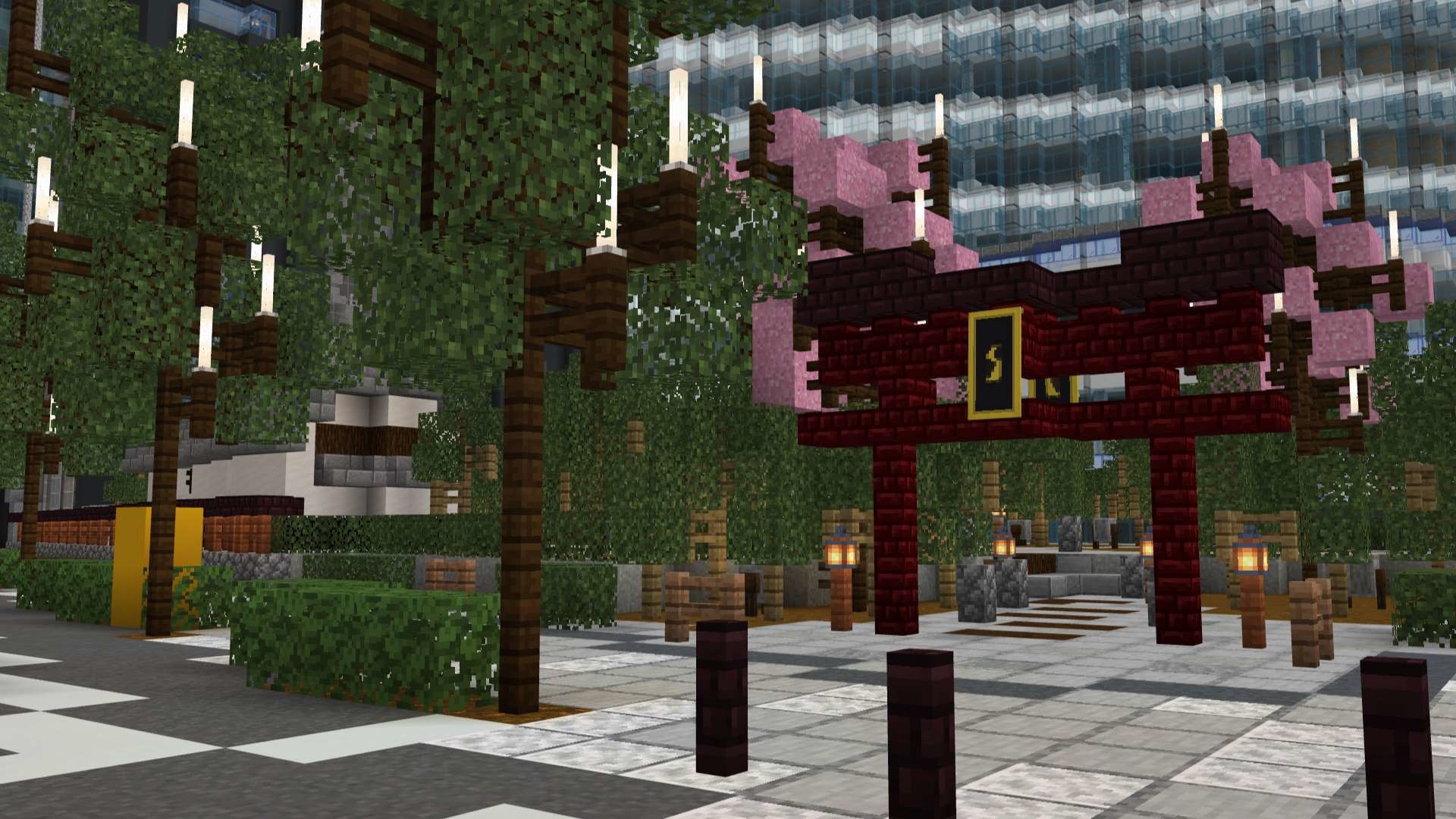 現代建築と歴史的な神社仏閣が共存する空間