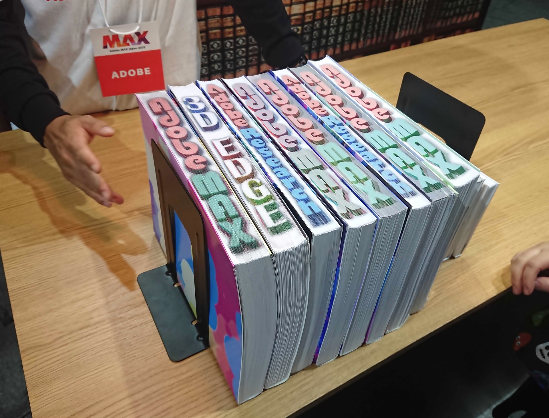 「Project 3D Edge Printing」のサンプル。本の小口、天に立体的なタイトルやコンテンツを表示できる技術