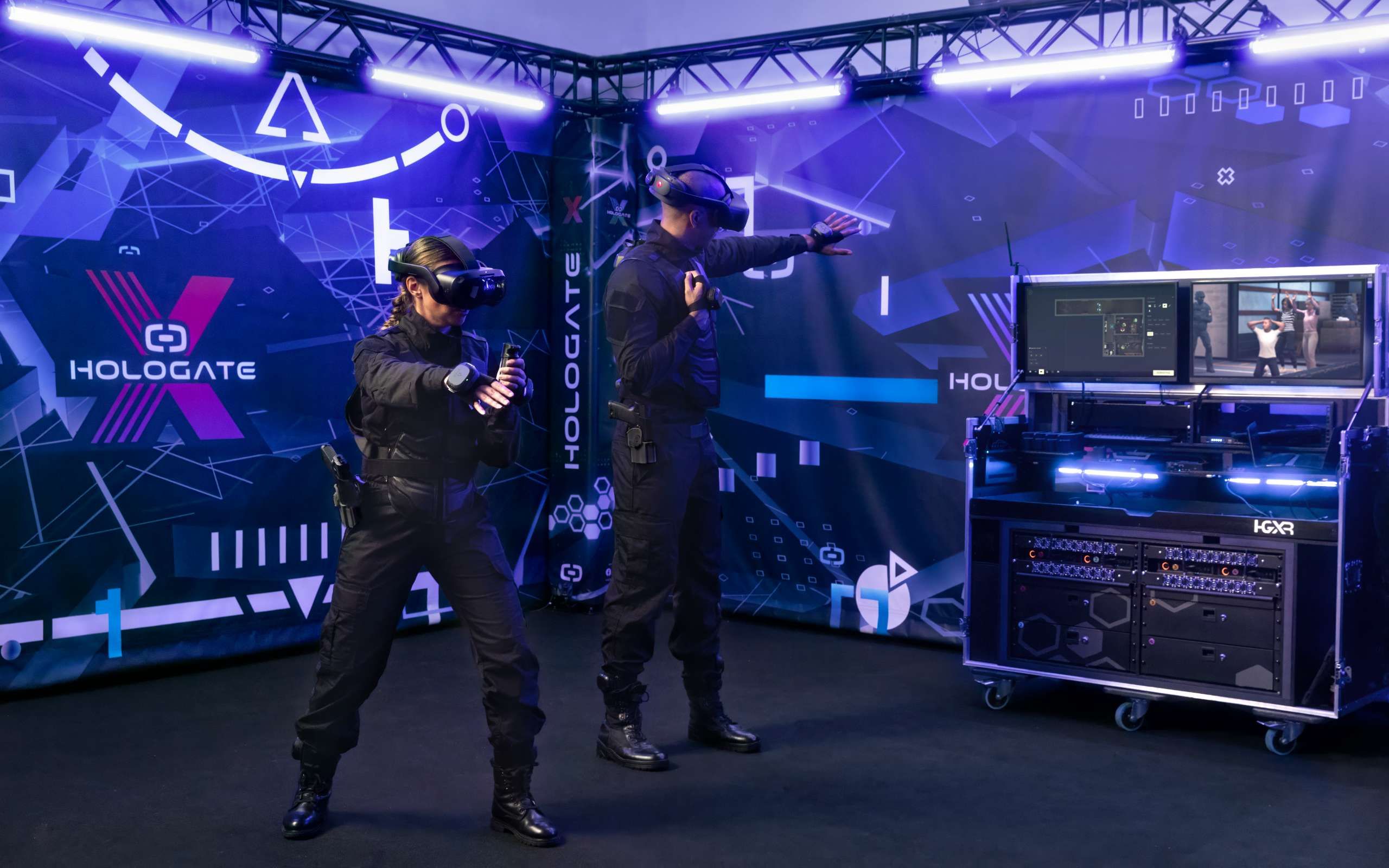 トラッカーを装着することで、位置や動きをバーチャル空間に読み込むことができる