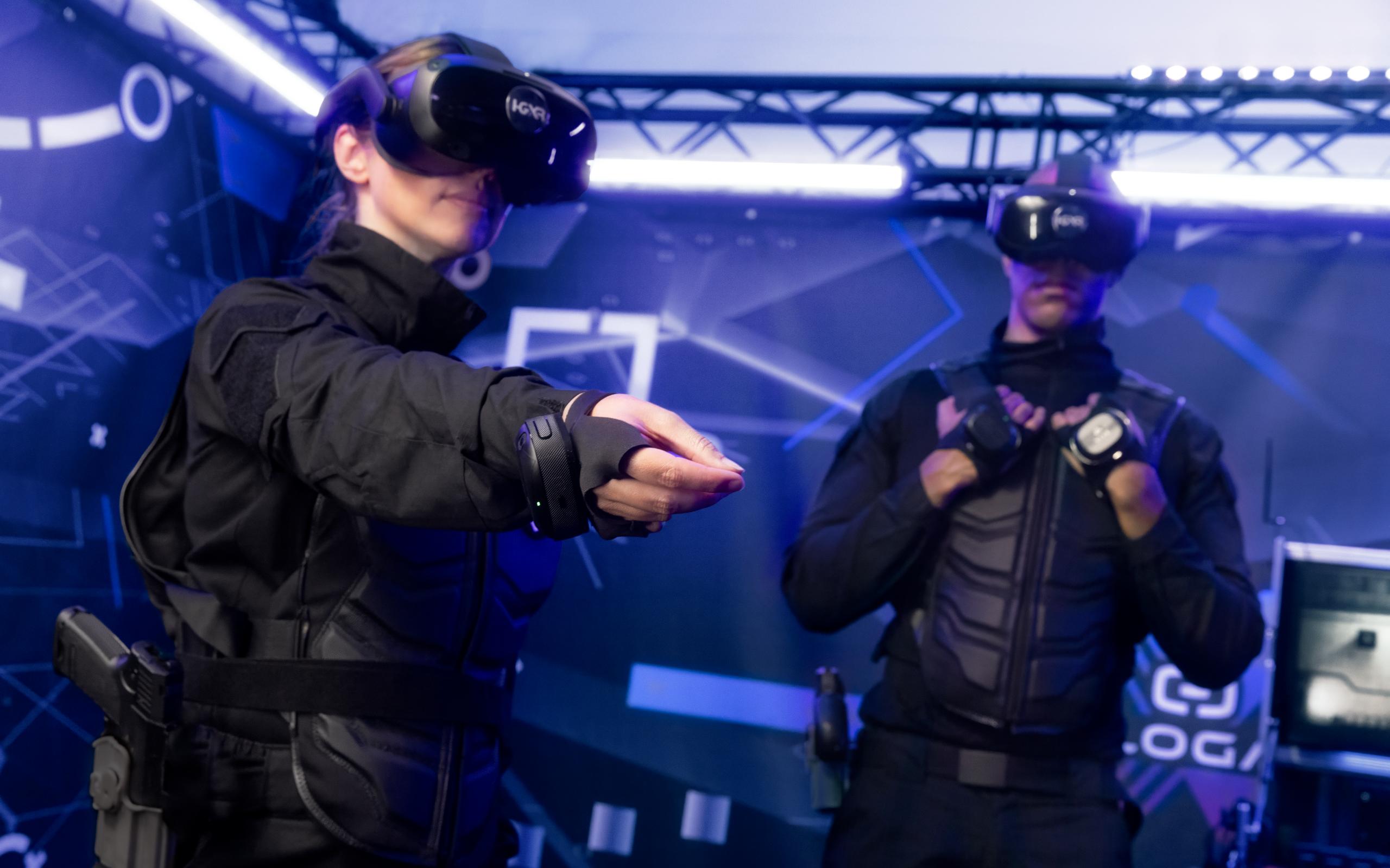 トラッカーを装着することで、位置や動きをバーチャル空間に読み込むことができる