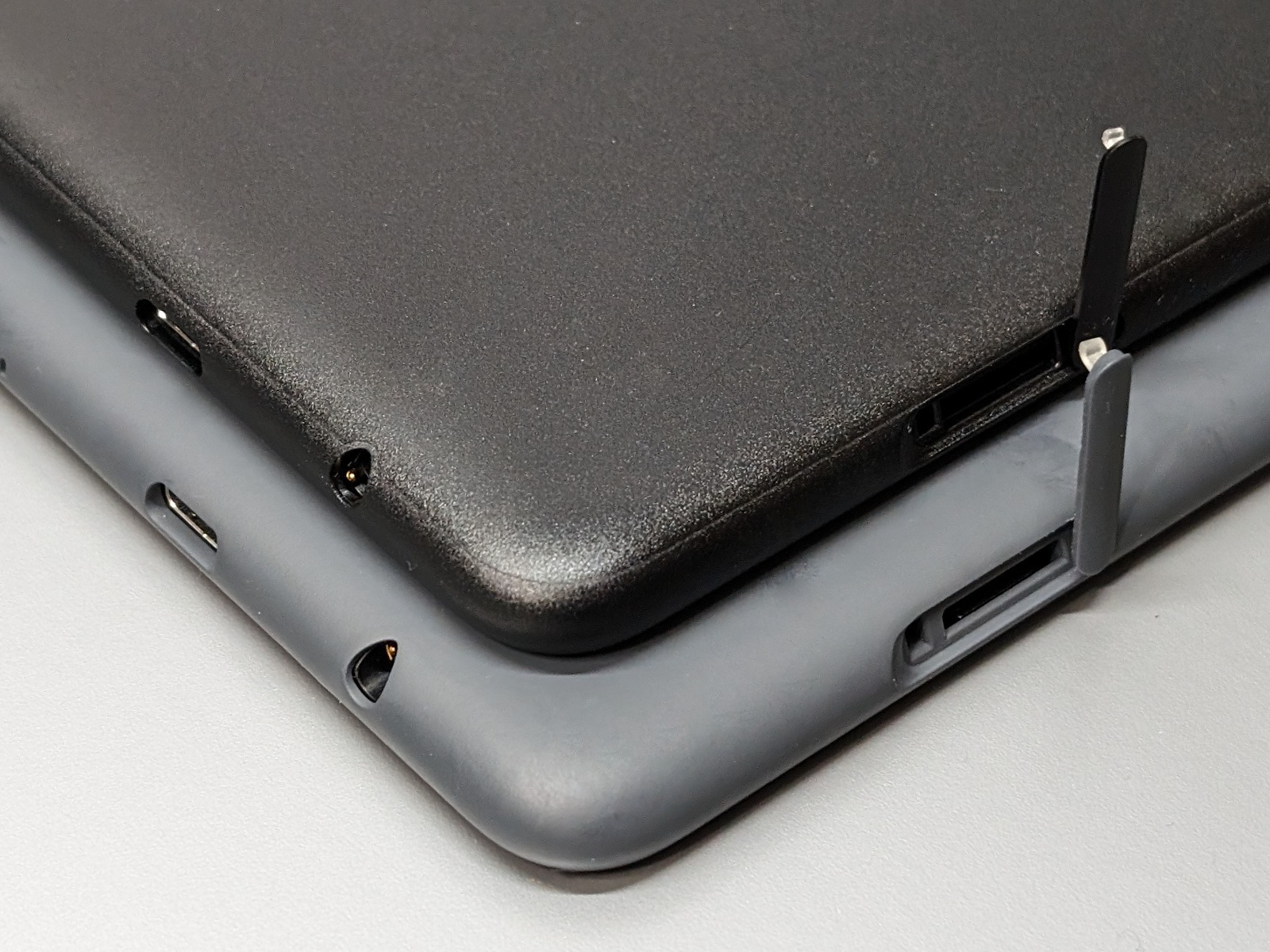 両者ともにメモリカードスロットを搭載。またイヤホンジャックも用意されている