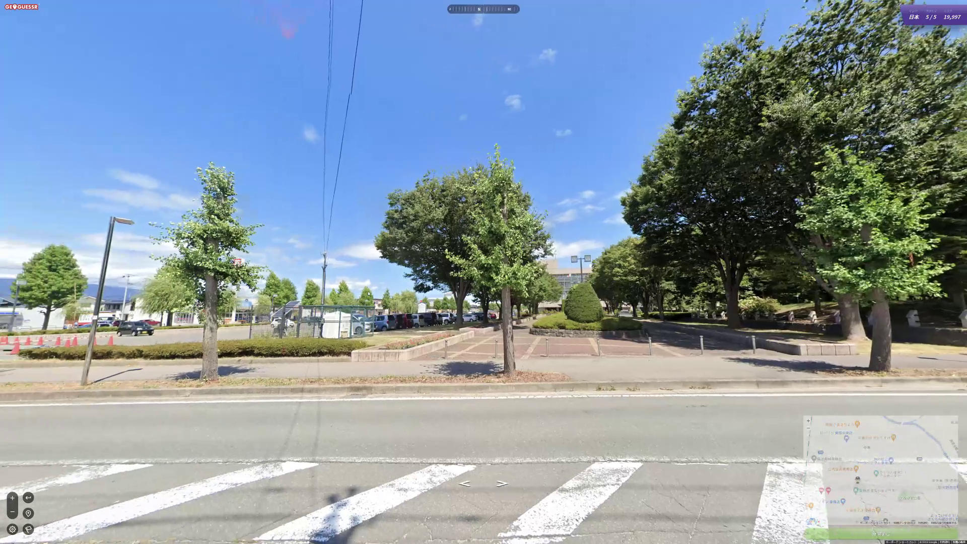 緑地の向こう側に何か怪しげな建物を発見