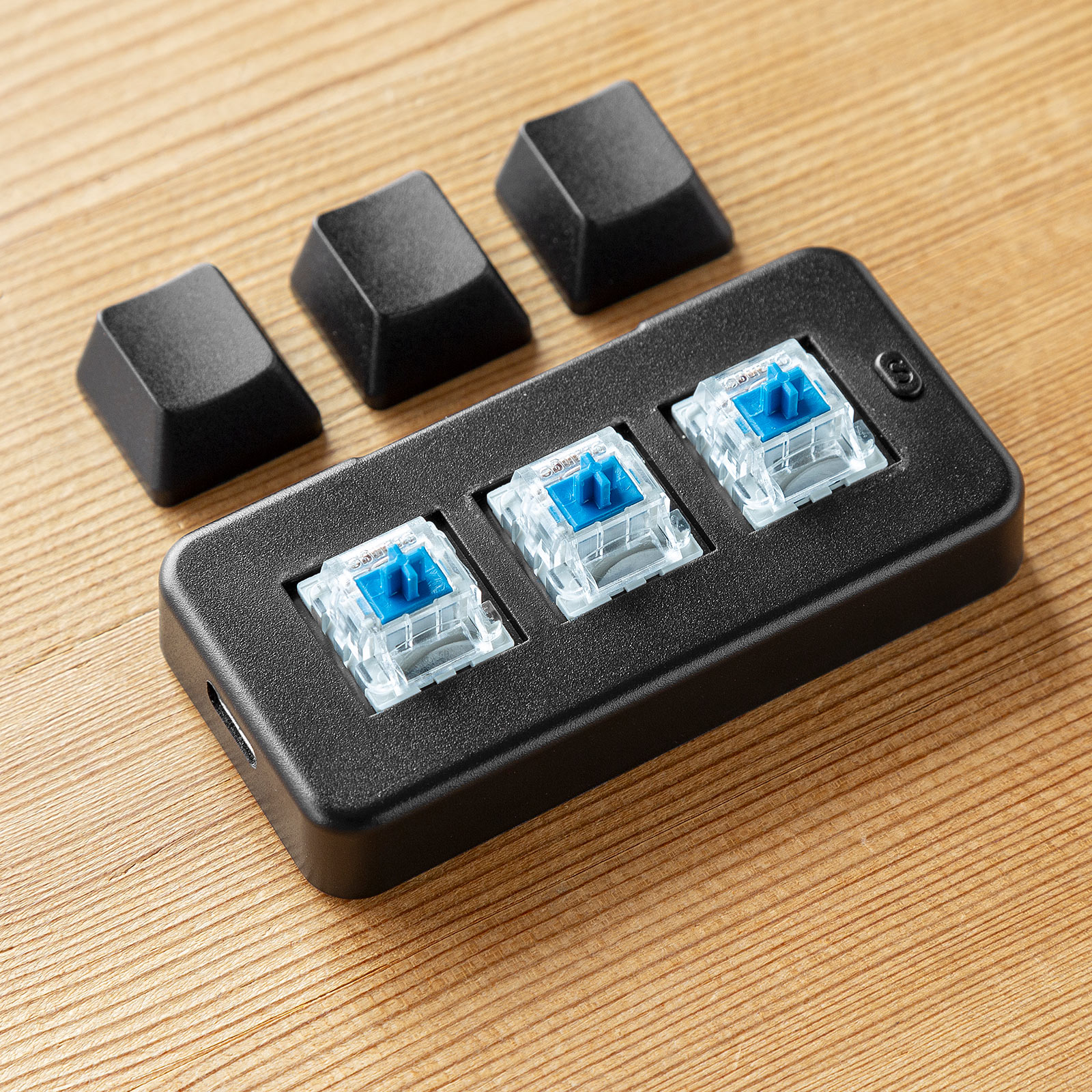 メカニカルキースイッチ（青軸）を採用