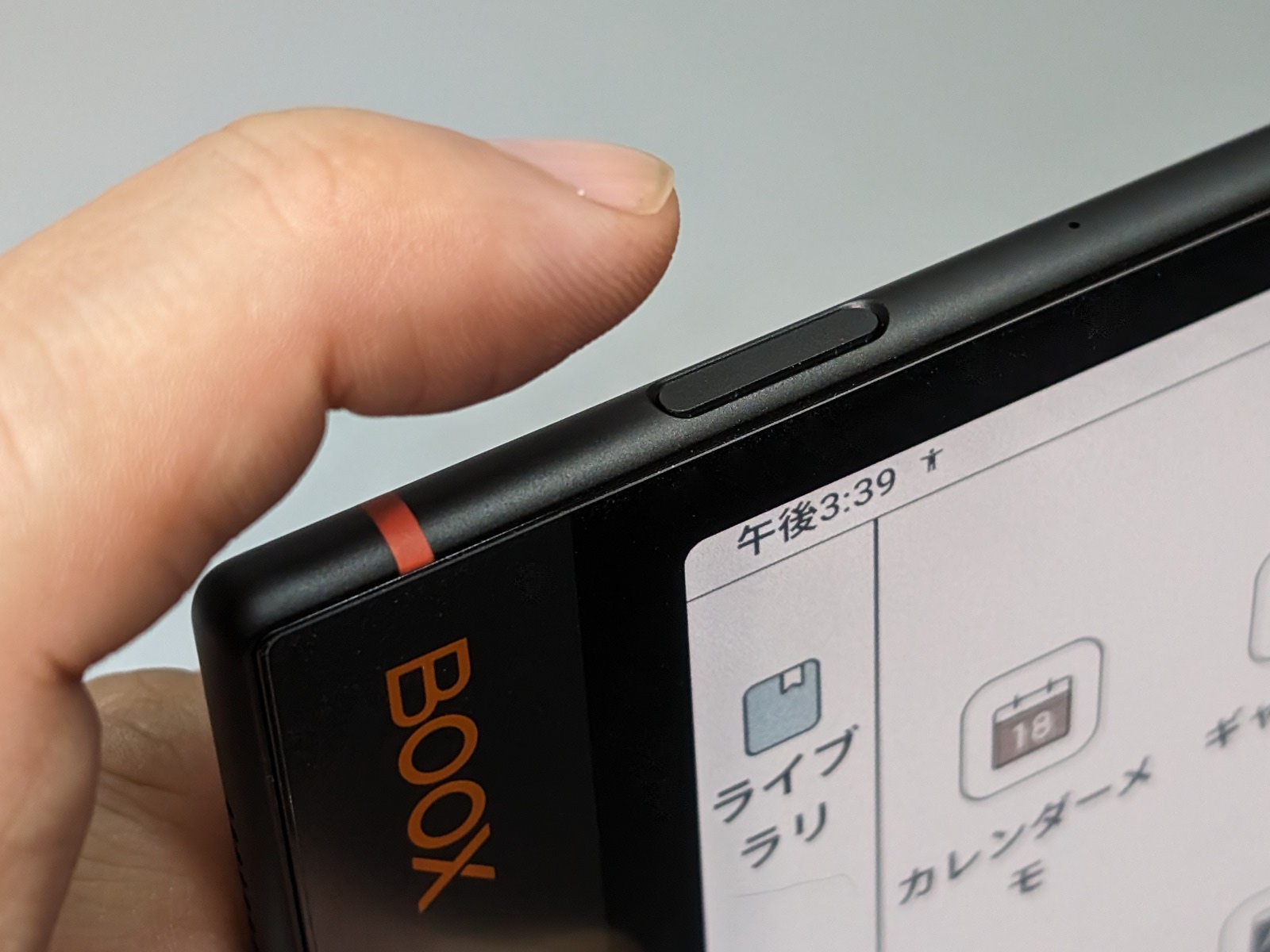 Note Airは指紋センサー内蔵の電源ボタンを搭載する。やや凹んでいるのが特徴