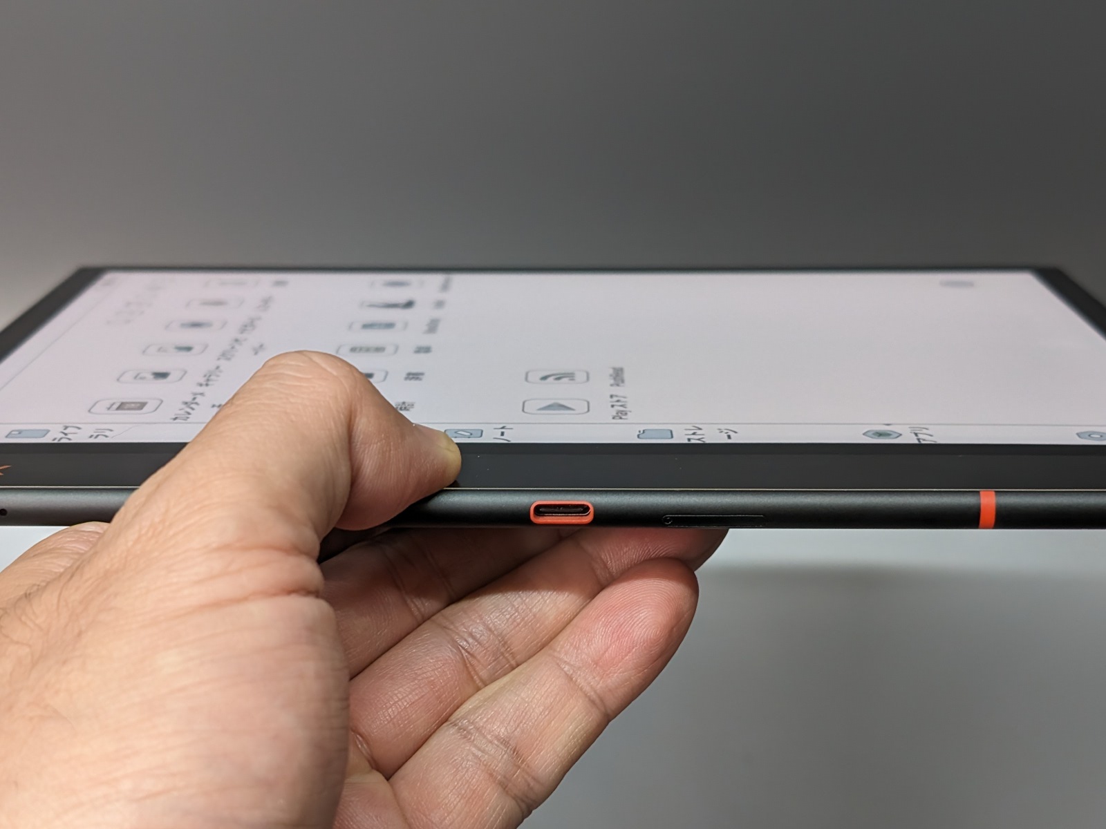 Note Airは側面中央にUSB Type-Cポートを搭載する。ベゼルに厚みのある辺の中央なので探しやすい