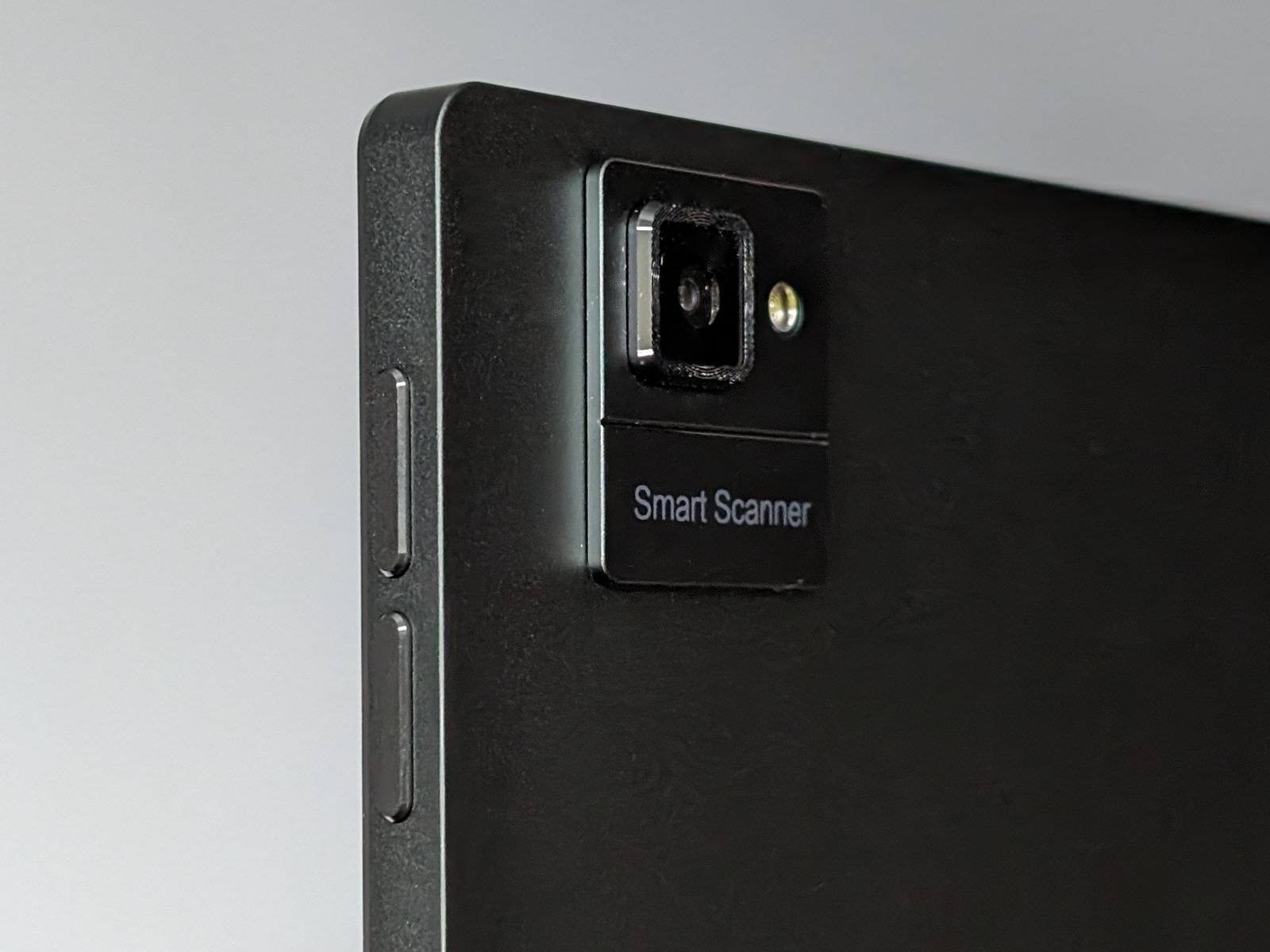 Tab Ultraは側面にページめくりにも使える音量ボタンを搭載する。Note Airにはないギミックだ