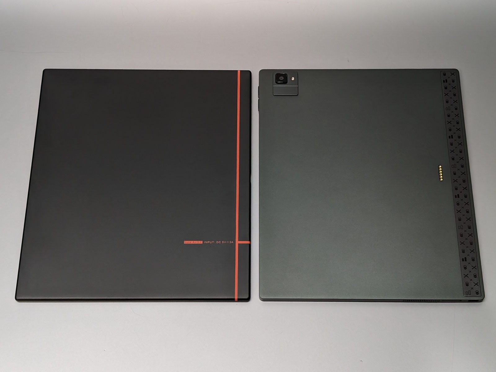 背面の比較。左がNote Air、右がTab Ultra。Tab Ultraのみ書類スキャン用のカメラを搭載している