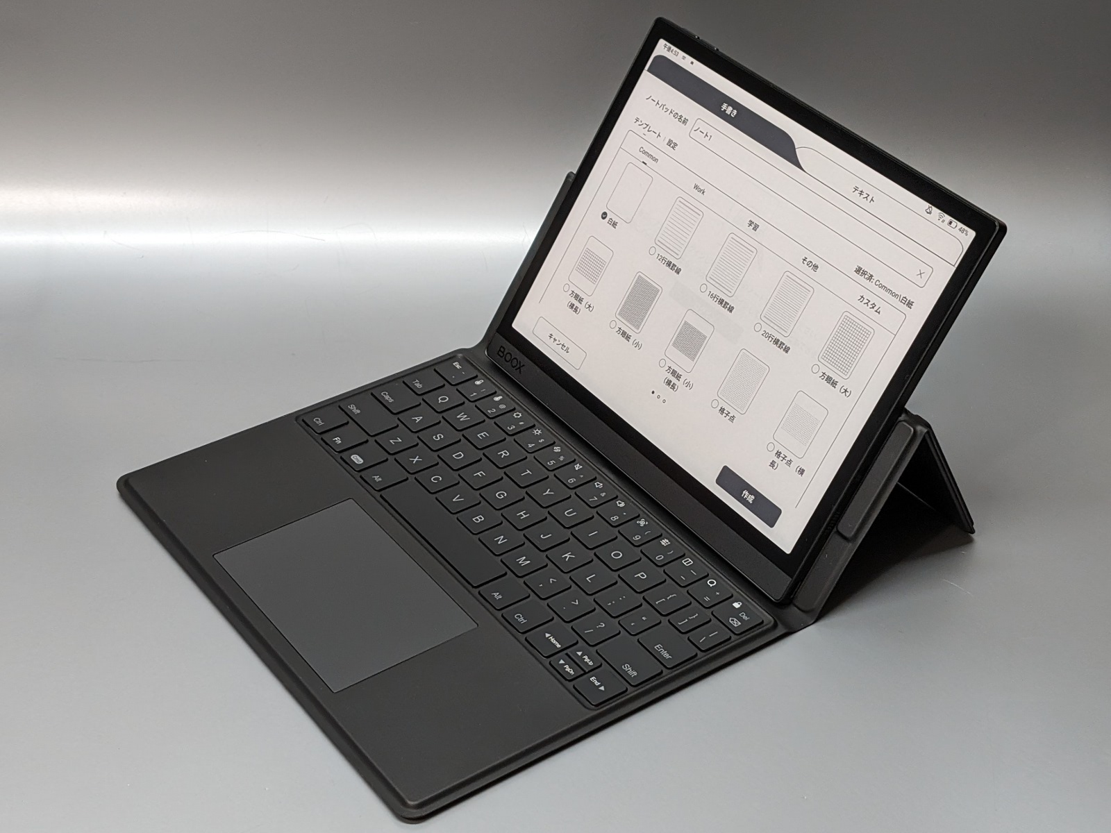 Tab Ultraはオプションも充実している。これはキーボード一体型カバーを装着したところ