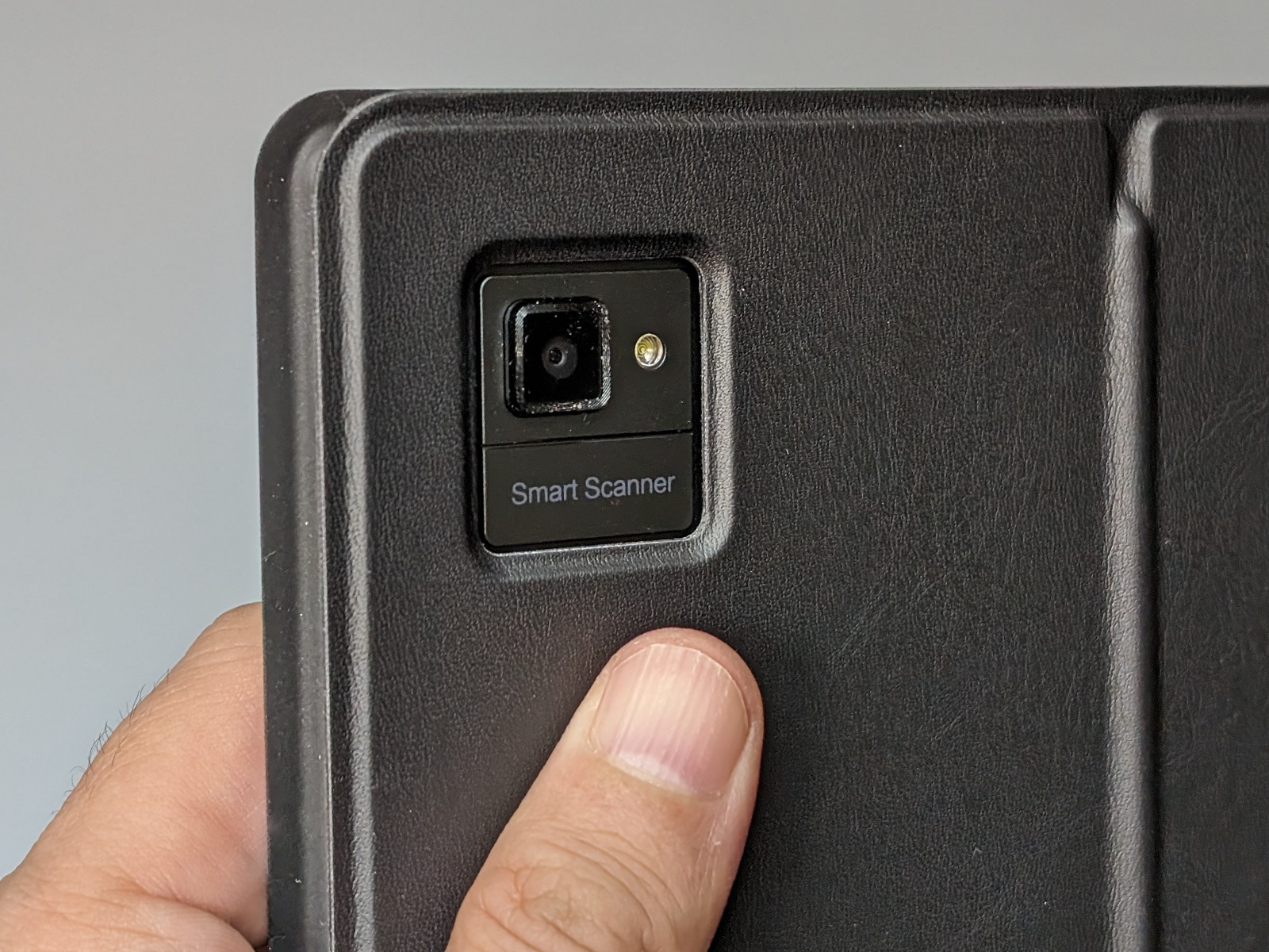 このカバーを付けた状態であれば背面カメラの突起も気にならない