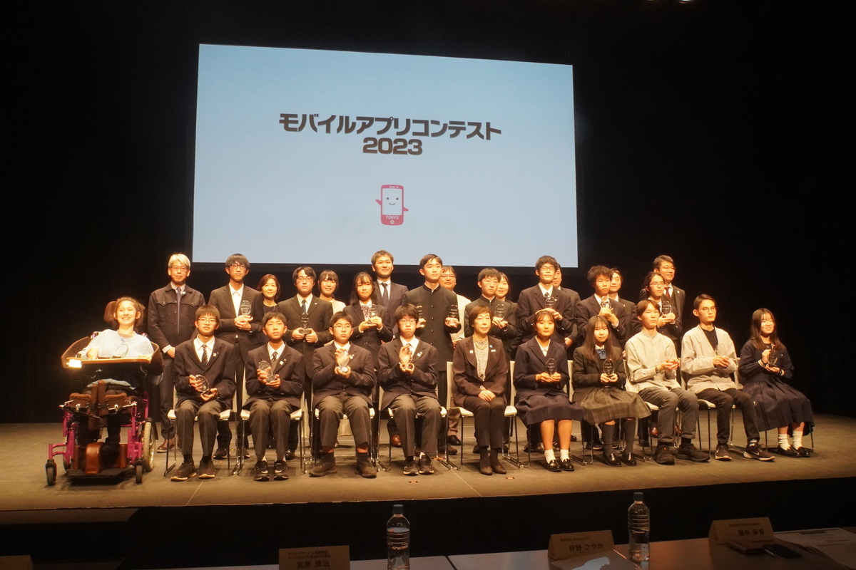 受賞者と審査員による記念撮影