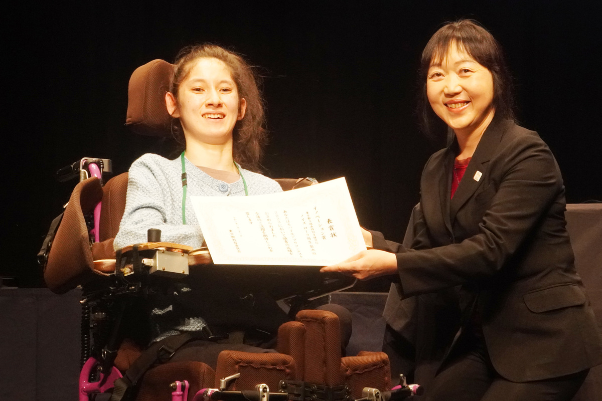 ノイズ ローラ萌生 菊池さん（左）と、プレゼンターの東京都教育庁 次長 田中愛子氏（右）