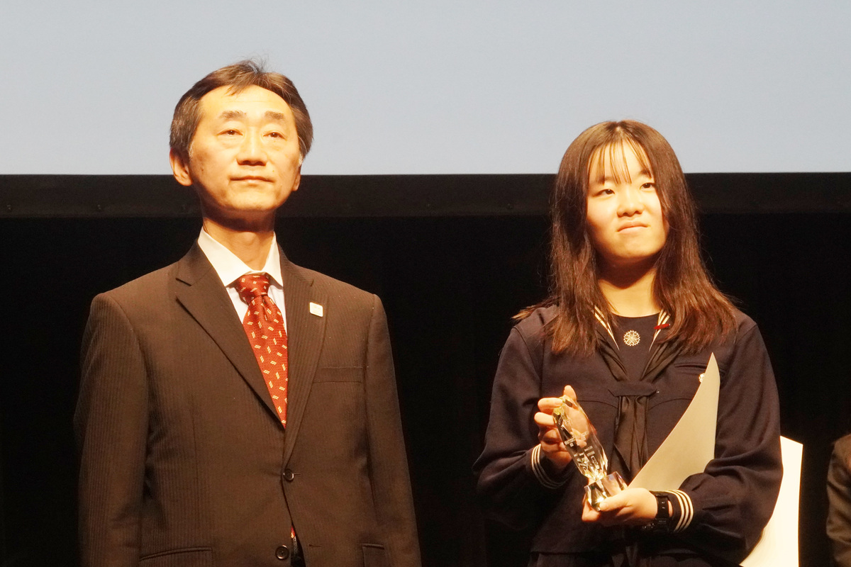 加藤心和さん（右）と、プレゼンターの東京都教育庁 企画調整担当部長 篠祐次氏（左）