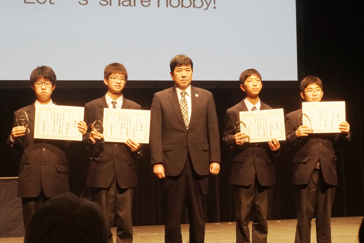 山口航輝さん、菊田竜成さん、五月女拓海さん、坂上智康さんと、プレゼンターの東京都教育庁 教育監 藤井大輔氏