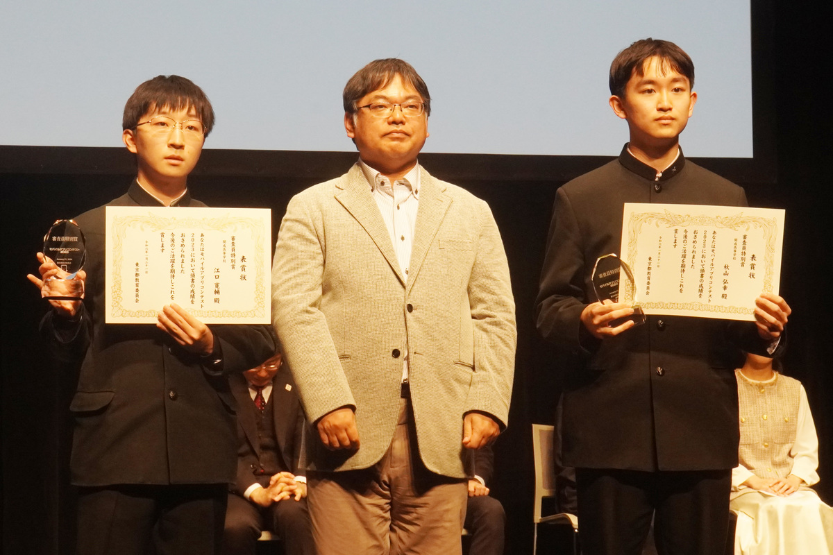 秋山弘幸さん（右）、江口寛輔さん（左）、株式会社インプレス 鈴木光太郎氏（中央）