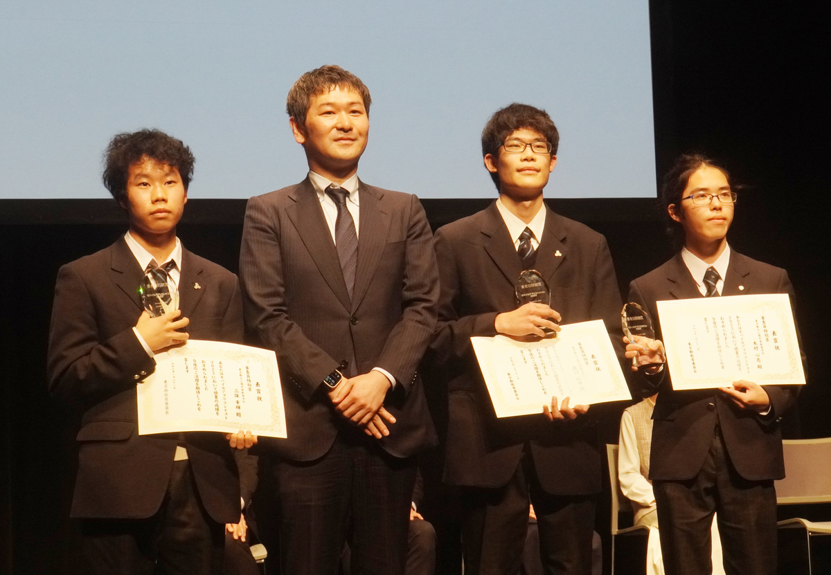 三保幸輝さん、奥村航輝さん、木村心亮さんと、Microsoft Corporationの坂口福太郎氏