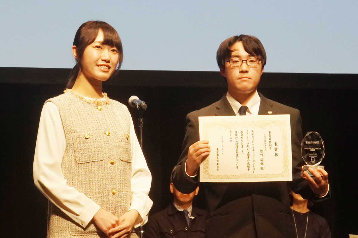 佐竹諒哉さん（右）と、株式会社blankcanvas 福井采音氏（左）