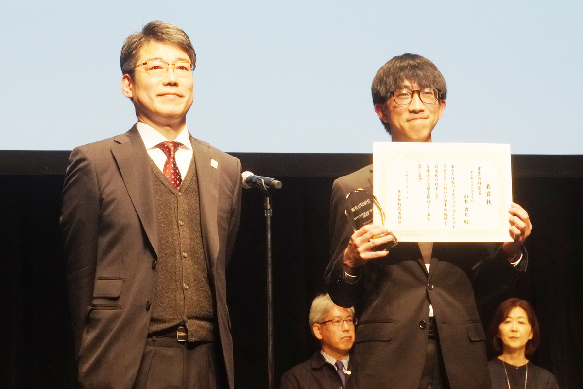 山本勇太さん（右）と、東京都 教育庁 総務部 江川徹氏（左）