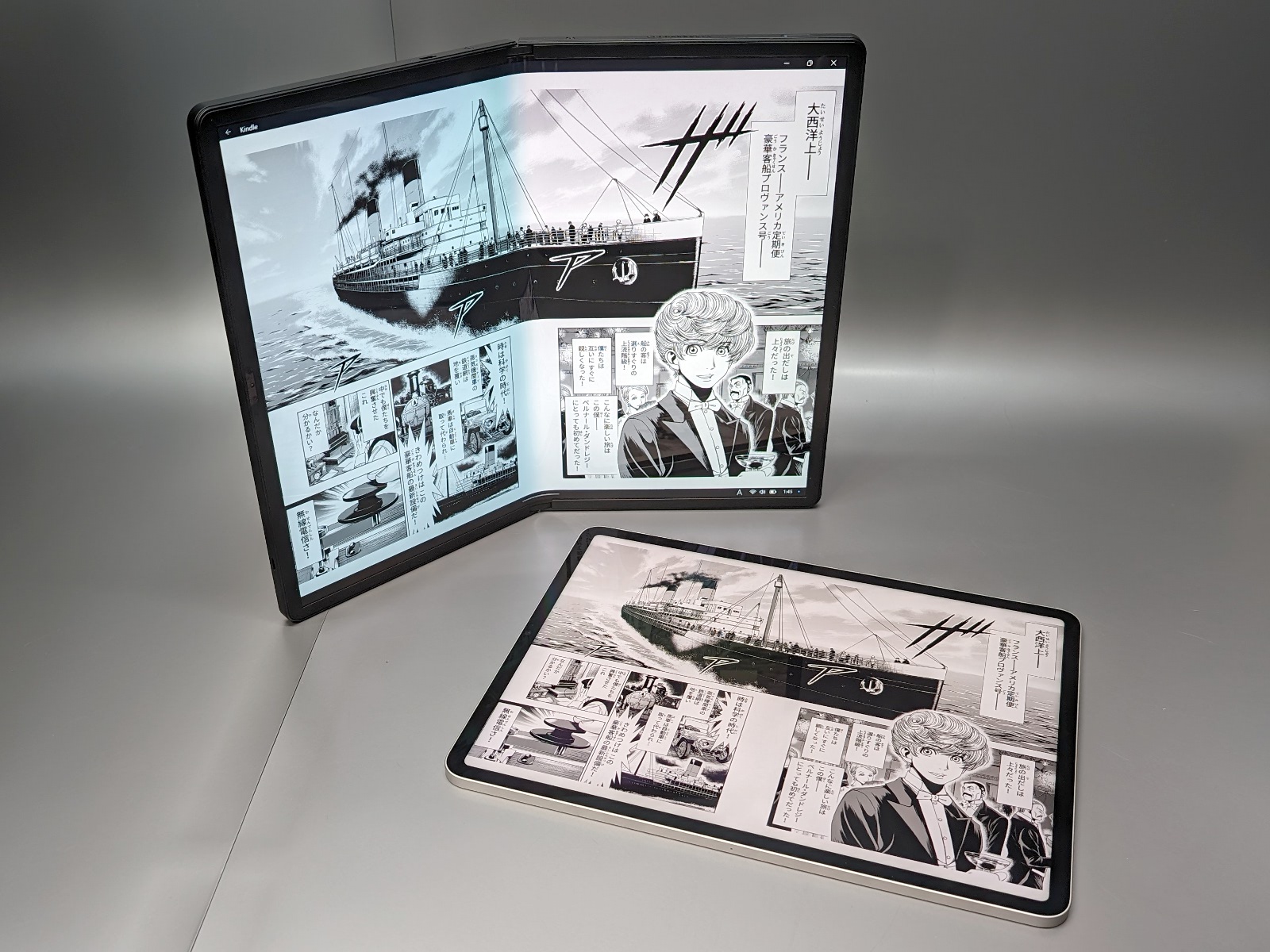 奥が「ThinkPad X1 Fold 16」、手前が「12.9インチiPad Pro」