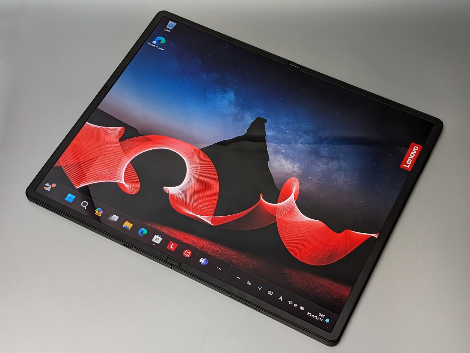 「ThinkPad X1 Fold 16」。画面サイズは16.3型というビッグサイズ