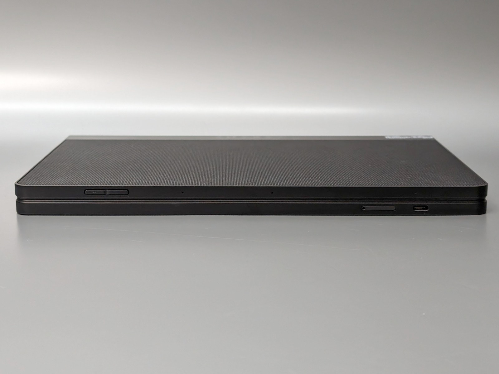 側面。音量ボタンとカードスロットに加えて、こちらにもUSB Type-Cポートがある